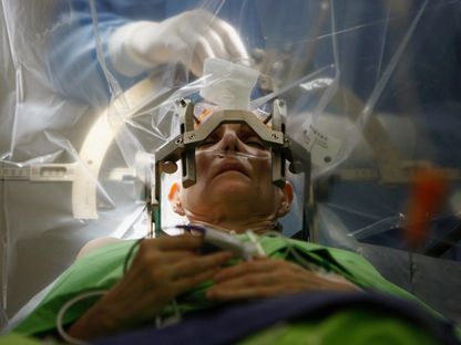 امرأة تخضع لجراحة بالمخ في المعهد الوطني لطب الأعصاب في بودابست. 15 ديسمبر 2012 - REUTERS