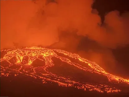 شاهد.. حمم متفجرة من بركان "كيلاويا" في هاواي