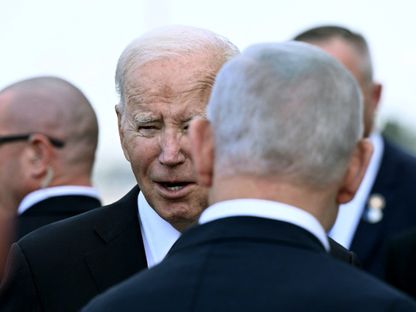 رئيس الوزراء الإسرائيلي بنيامين نتنياهو يرحب بالرئيس الأميركي جو بايدن في مطار بن جوريون في تل أبيب. 18 أكتوبر 2023 - REUTERS