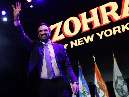 الديمقراطي زهران ممداني يحتفل مع أنصاره بفوزه في سباق انتخابات عمدة مدينة نيويورك. 04 نوفمبر 2025 - Reuters