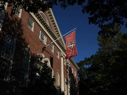 إدارة ترمب تصعّد ضد جامعة هارفارد.. إنهاء برامج التدريب العسكري