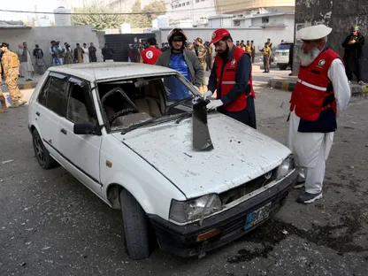 عمال الإنقاذ يتفقدون سيارة متضررة بعد هجوم انتحاري على مقر قيادة قوة شبه عسكرية في بيشاور بباكستان. 24 نوفمبر 2025 - REUTERS