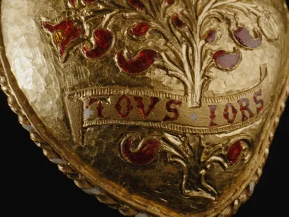 المتحف البريطاني ينقذ قلادة زواج هنري الثامن قبل بيعها لتاجر تحف