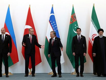الرئيس التركي رجب طيب أردوغان ونظيره الإيراني إبراهيم رئيسي وقادة من آسيا الوسطى خلال القمة السادسة عشرة لمنظمة التعاون الاقتصادي في طشقند، أوزبكستان. 9 نوفمبر 2023 - REUTERS