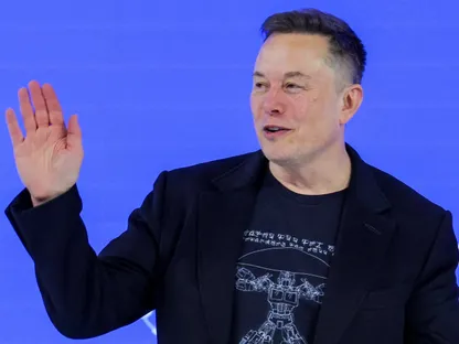 إيلون ماسك يطمح لبناء مصنع ومدينة "مكتفية ذاتياً" على القمر