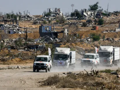 مركبات الصليب الأحمر في خان يونس جنوبي غزة ترافق شاحنات تنقل جثامين الفلسطينيين الذين احتجزتهم إسرائيل خلال الحرب على القطاع. 15 أكتوبر 2025 - REUTERS