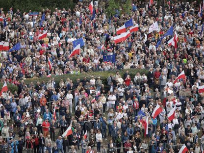 آلاف يشاركون في مسيرة للمعارضة بوارسو قبل انتخابات حاسمة