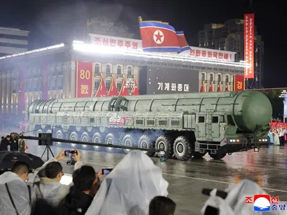 الظهور الأول للصاروخ الباليستي العابر للقارات العامل بالوقود الصلب "هواسونج-20" (Hwasong-20)، خلال احتفالات ضخمة أقامتها كوريا الشمالية بمناسبة الذكرى الثمانين لتأسيس حزب العمال الكوري في العاصمة بيونج يانج. 10 أكتوبر 2025 وكالة الأنباء المركزية الكورية الشمالية (KCNA). - وكالة الأنباء المركزية الكورية الشمالية (KCNA).