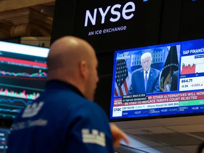 بعد قرار المحكمة العليا.. ترمب يأمر بفرض رسوم جمركية جديدة بنسبة 10%