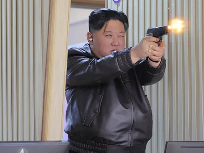 بالصور.. زعيم كوريا الشمالية وابنته يختبران مسدسات جديدة