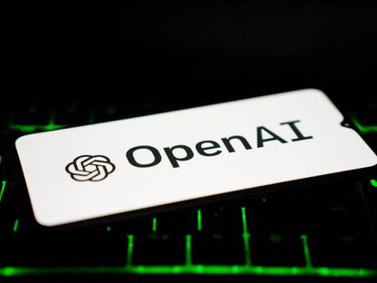 شعار شركة الذكاء الاصطناعي OpenAI على شاشة هاتف ذكي فوق لوحة مفاتيح. 12 مايو 2023 - AFP