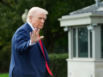 الرئيس الأميركي دونالد ترمب يلوح بيده لدى وصوله إلى البيت الأبيض بعد خضوعه للفحص الطبي السنوي في مركز والتر ريد الطبي العسكري الوطني في واشنطن العاصمة. 10 أكتوبر 2025 - Reuters
