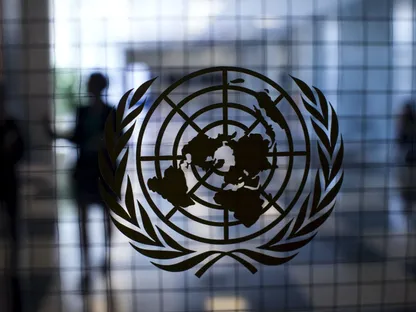 شعار الأمم المتحدة على باب زجاجي في مقر الأمم المتحدة، نيويورك. 18 سبتمبر 2015 - REUTERS