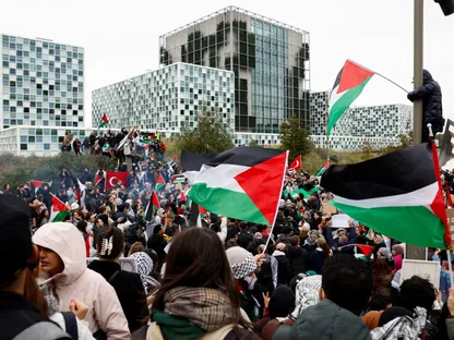 متظاهرون مؤيدون لفلسطين أمام مقر المحكمة الجنائية الدولية في لاهاي، هولندا، 18 أكتوبر 2023 - REUTERS