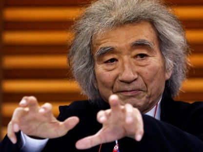 المايسترو الياباني الراحل سيجي أوزاوا في صورة خلال مؤتمر صحافي في طوكيو، اليابان. 19 ديسمبر 2013 - REUTERS