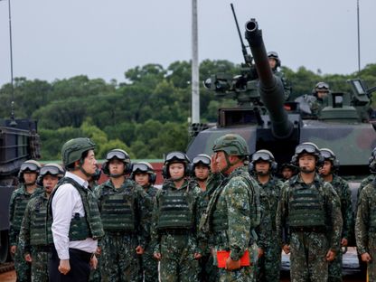 الرئيس التايواني لاي تشينج تي مع جنود من الجيش أمام إحدى دبابات Abrams الأميركية بعد مشاركتهم في مناورات بالذخيرة الحية في مقاطعة هسينشو شمال غرب تايوان. 10 يوليو 2025 - REUTERS