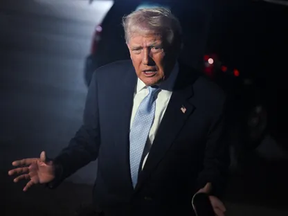 الرئيس الأميركي دونالد ترمب يتحدث إلى وسائل الإعلام في مطار بالم بيتش بولاية فلوريدا. 16 نوفمبر 2025 - REUTERS