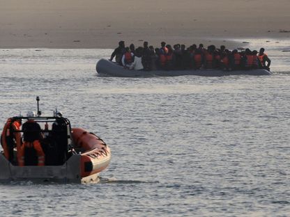 فريق إنقاذ فرنسي يتجه نحو قارب يحمل مهاجرين غير شرعيين. 2 أكتوبر 2023 - Reuters