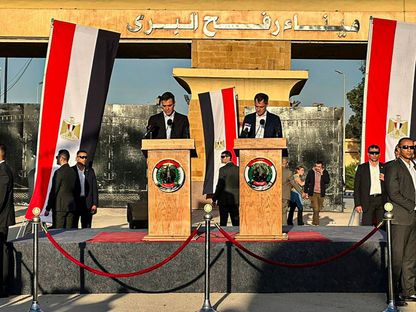 رئيس وزراء إسبانيا بيدرو سانشيز ونظيره البلجيكي ألكسندر دي كرو في معبر رفح، شمال سيناء، مصر، 26 نوفمبر 2023 - AFP