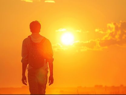 صورة أنتجتها "الشرق" بالذكاء الاصطناعي لشاب يسير تحت أشعة الشمس. 7 يونيو 2024 - Midjourney
