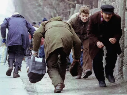 سكان مدينة سراييفو يحاولون الاحتماء من نيران القناصة خلال الحصار العسكري إبان الحرب البوسنية. 8 مارس 1993 - Reuters