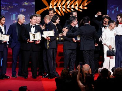 عدد من الحائزين على الجوائز على خشبة المسرح خلال حفل ختام مهرجان كان السينمائي الـ78 في كان- 24 مايو 2025 - Reuters
