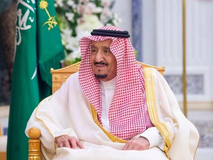 الملك سلمان بن عبد العزيز خلال اجتماع في الرياض - REUTERS