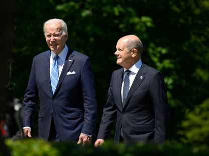 المستشار الألماني أولاف شولتز والرئيس الأميركي جو بايدن في لقاء سابق في ألمانيا. 26 يونيو 2022 - AFP