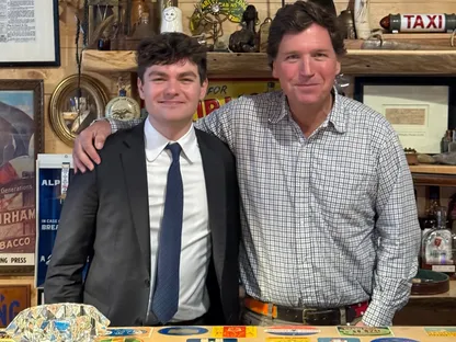 صورة نشرها الناشط اليميني نيك فوينتيس مع المذيع تاكر كارلسون خلال المقابلة التي أثارت جدلاً واسعاً في الولايات المتحدة. 29 أكتوبر 2025 - @NickJFuentes