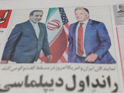 صحيفة إيرانية بغلاف يحمل صورة وزير الخارجية الإيراني عباس عراقجي والمبعوث الأميركي إلى الشرق الأوسط ستيف ويتكوف. 12 أبريل 2025 - REUTERS