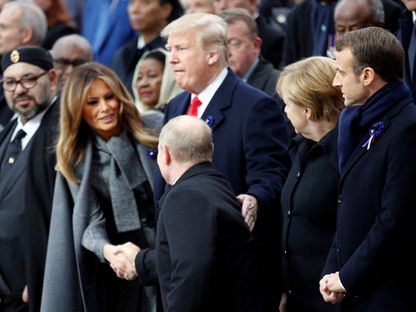 الرئيس الأميركي دونالد ترمب والسيدة الأولى ميلانيا يحييان الرئيس الروسي فلاديمير بوتن خلال حفل إحياء ذكرى مرور قرن على نهاية الحرب العالمية الأولى في باريس- 11 نوفمبر 2018 - Reuters