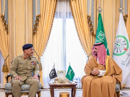 وزير الدفاع السعودي يلتقي قائد الجيش الباكستاني
