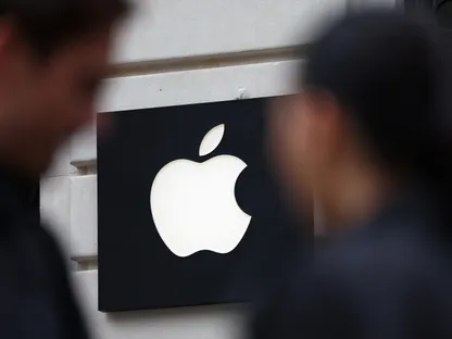 شعار أبل أمام أحد متاجرها في باريس. 23 أبريل 2025 - Reuters