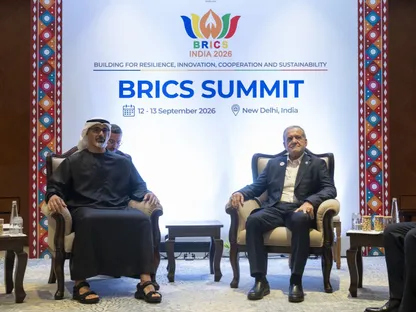 ولي عهد أبوظبي يلتقي الرئيس الإيراني في نيودلهي على هامش قمة "بريكس"