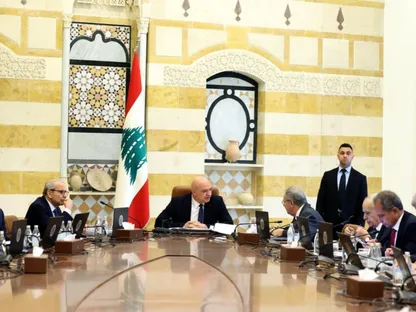 الرئيس اللبناني جوزاف عون ورئيس مجلس الوزراء نواف سلام خلال اجتماع وزاري في قصر بعبدا. 4 ديسمبر 2025 - المصدر: صفحة رئاسة الجمهورية اللبنانية على منصة إكس.