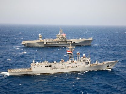 سفينتان مصرية وأميركية تعملان ضمن "قوة المهام المشتركة 153" والتي يتركز عملها على البحر الأحمر وخليج عدن. 20 أبريل 2022 - centcom.mil