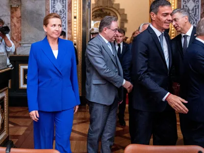 رئيس الوزراء الإسباني بيدرو سانشيز ورئيسة وزراء الدنمارك مته فريدريكسن قبيل الاجتماع غير الرسمي لقادة الاتحاد الأوروبي في كوبنهاجن، الدنمارك، 1 أكتوبر 2025 - REUTERS