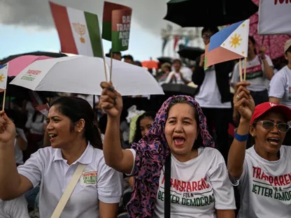 أعضاء (كنيسة المسيح) يهتفون بشعارات خلال اليوم الأول من احتجاجات مناهضة للفساد في ساحة كويرينو بالعاصمة مانيلا. الفلبين في 16 نوفمبر 2025 - reuters