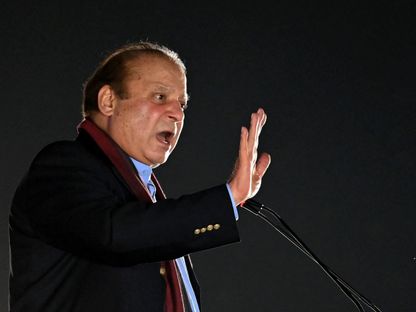 رئيس وزراء باكستان السابق نواز شريف يخاطب مؤيديه في مدينة لاهور. 21 أكتوبر 2023 - AFP