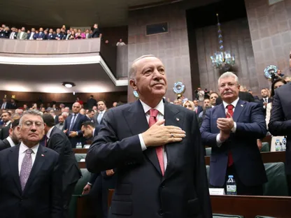 الرئيس التركي رجب طيب أردوغان يُحيي أعضاء البرلمان من حزب العدالة والتنمية الحاكم لدى وصوله إلى اجتماع في البرلمان بالعاصمة أنقرة، تركيا، 9 أكتوبر 2024 - Reuters