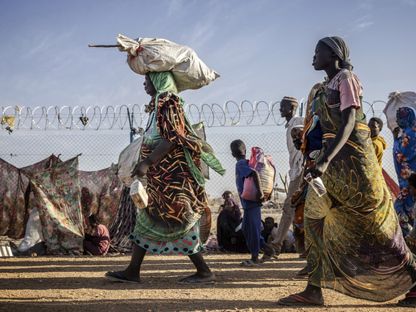 نازحون سودانيون يفرون من الحرب بين قوات الدعم السريع والجيش السوداني نحو مركز للاجئين في الرنك، جنوب السودان. 14 فبراير 2024 - AFP