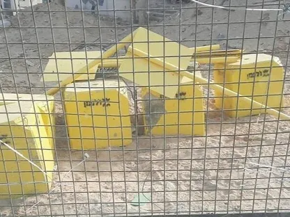 صورة تداولتها وسائل إعلام إسرائيلية لكتل إسمنتية وضعها الجيش الإسرائيلي على طول خط الانسحاب الأولي (الأصفر). 19 أكتوبر 2025