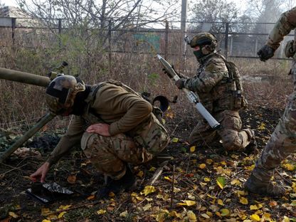 جنود أوكرانيون خلال إعداد قاذفة قنابل يدوية مضادة للدبابات من طراز SPG-9 لإطلاقها على القوات الروسية في بلدة أفديفكا، بمنطقة دونيتسك، أوكرانيا. 8 نوفمبر 2023 - Reuters
