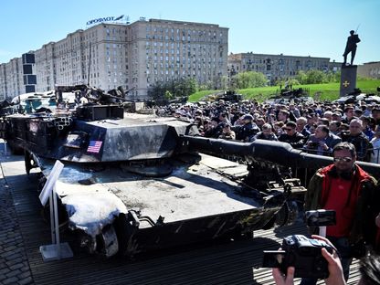 أشخاص ينظرون إلى دبابة أبرامز أميركية استولت عليها القوات الروسية في أوكرانيا. بوكلونيا، روسيا. 1 مايو 2024 - AFP