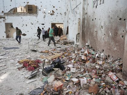 آثار الدمار في مستودع للمساعدات الإنسانية تابع لوكالة الأونروا بعد استهدافه بغارات إسرائيلية. دير البلح، غزة. 14 مارس 2024 - AFP