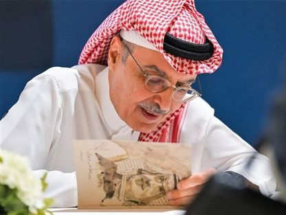 الأمير الشاعر بدر بن عبد المحسن أثناء توقيع مجموعته "الأعمال الشعرية" في معرض الرياض للكتاب 2022 - واس
