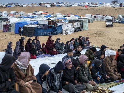 نازحون فلسطينيون يؤدون صلاة العيد بالقرب من مخيم في رفح، قطاع غزة، فلسطين. 10 أبريل 2024 - AFP