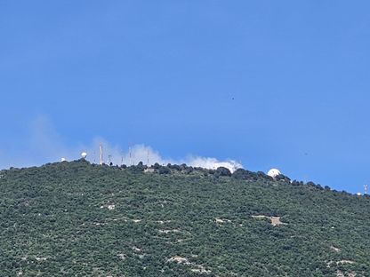 أعمدة دخان تتصاعد بعد استهداف "حزب الله" برشقات صاروخية لجبل ميرون في شمال إسرائيل. 12 يونيو 2024 - الشرق