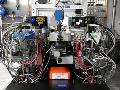 آلة في خط إنتاج شركة أشباه الموصلات الهولندية "نيكسبريا"، في هامبورج، ألمانيا، 27 يونيو 2024. - REUTERS