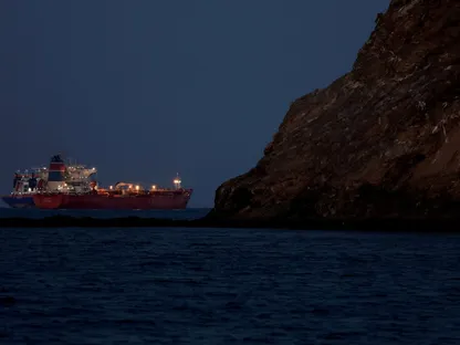 إيران تحدد مسارين للمرور عبر مضيق هرمز وتحذر من "ألغام بحرية"